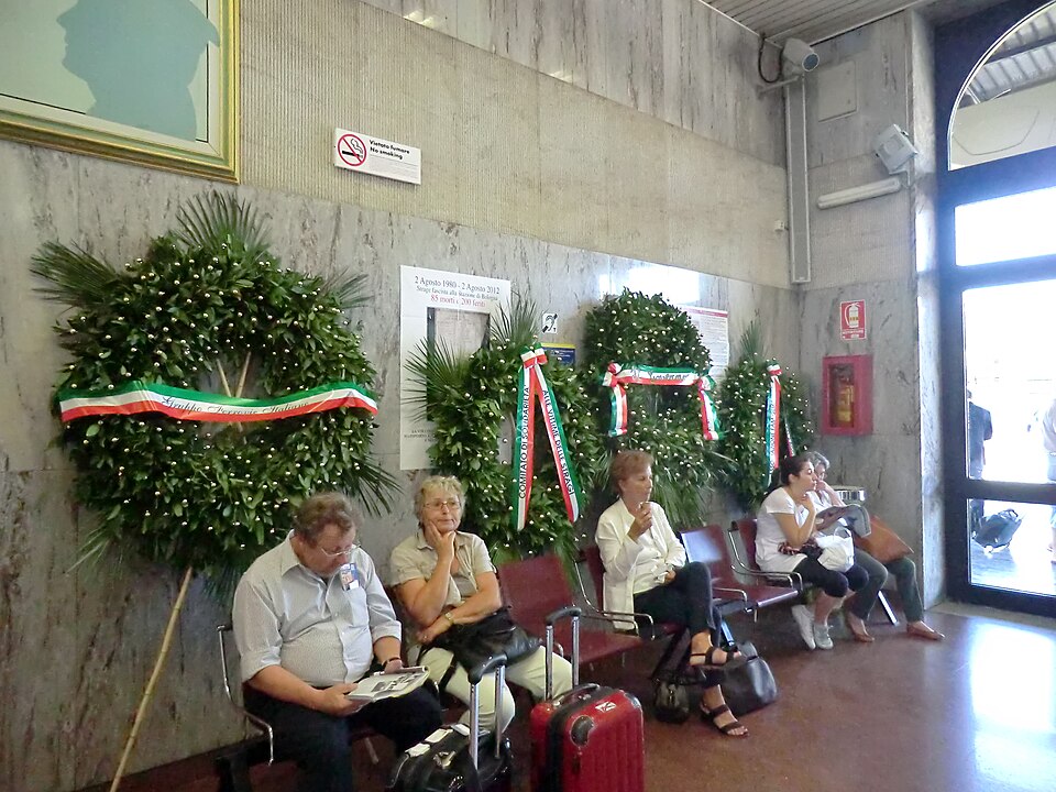 Der wiederhergestellte Warteraum im Bahnhof Bologna mit Gedenkkränzen
