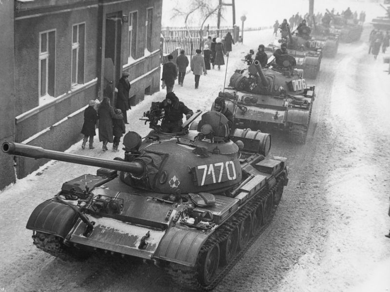 Ein Panzer vom Typ T-55A auf den Straßen von Zbąszyń während des Kriegsrechts in Polen, 13. Dezember 1981