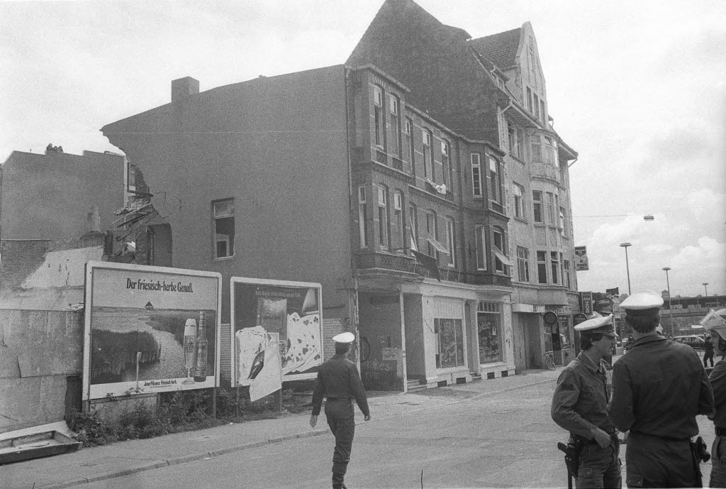 Abriss des Wohnhauses Lerchenstraße 4 unter Polizeischutz