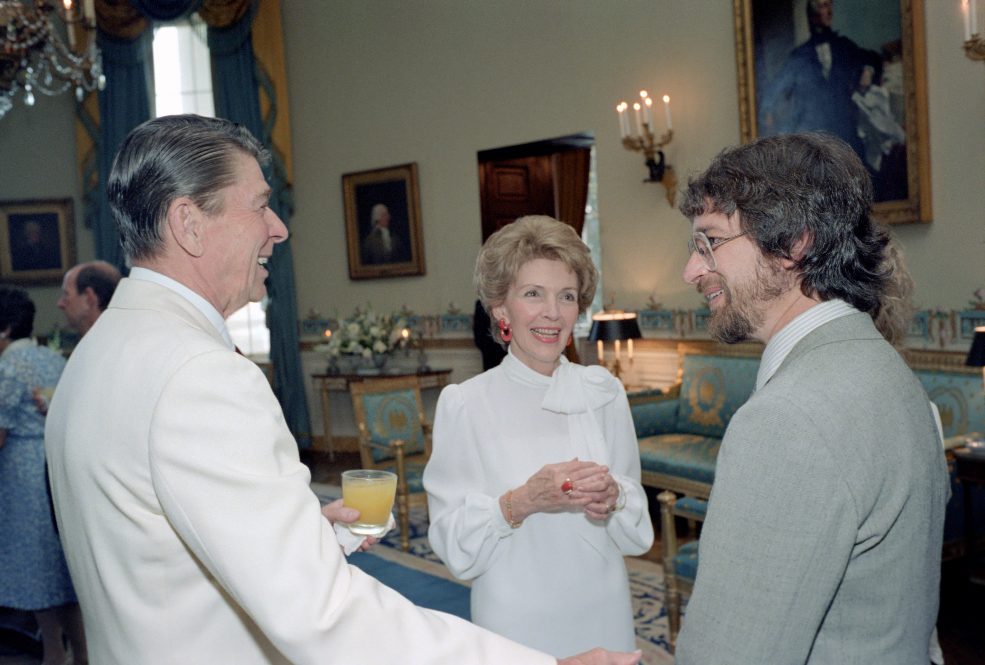 Präsident Ronald Reagan und Nancy Reagan mit Regisseur Steven Spielberg bei einer Vorführung von „E.T." im Weißen Haus, 27. Juni 1982