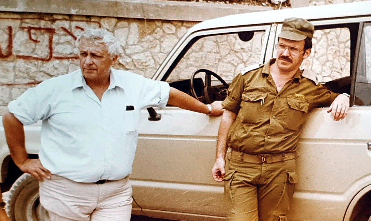 Ariel Scharon (l.) im Libanon, 1982
