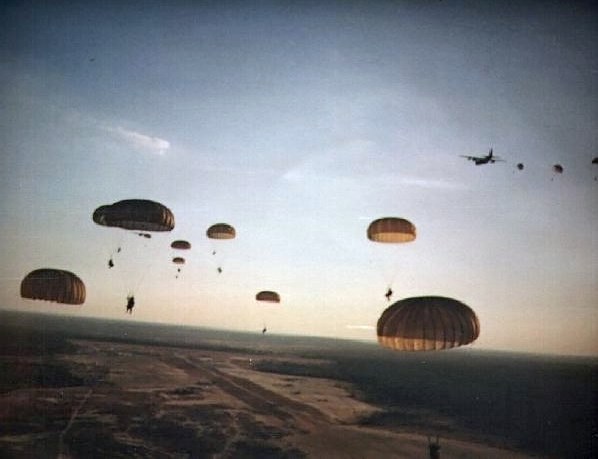 US-Fallschirmjäger springen während der Invasion über Grenada ab