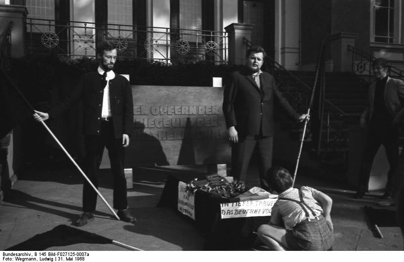 Friedensdemonstration im Bonner Hofgarten gegen die Nachrüstung