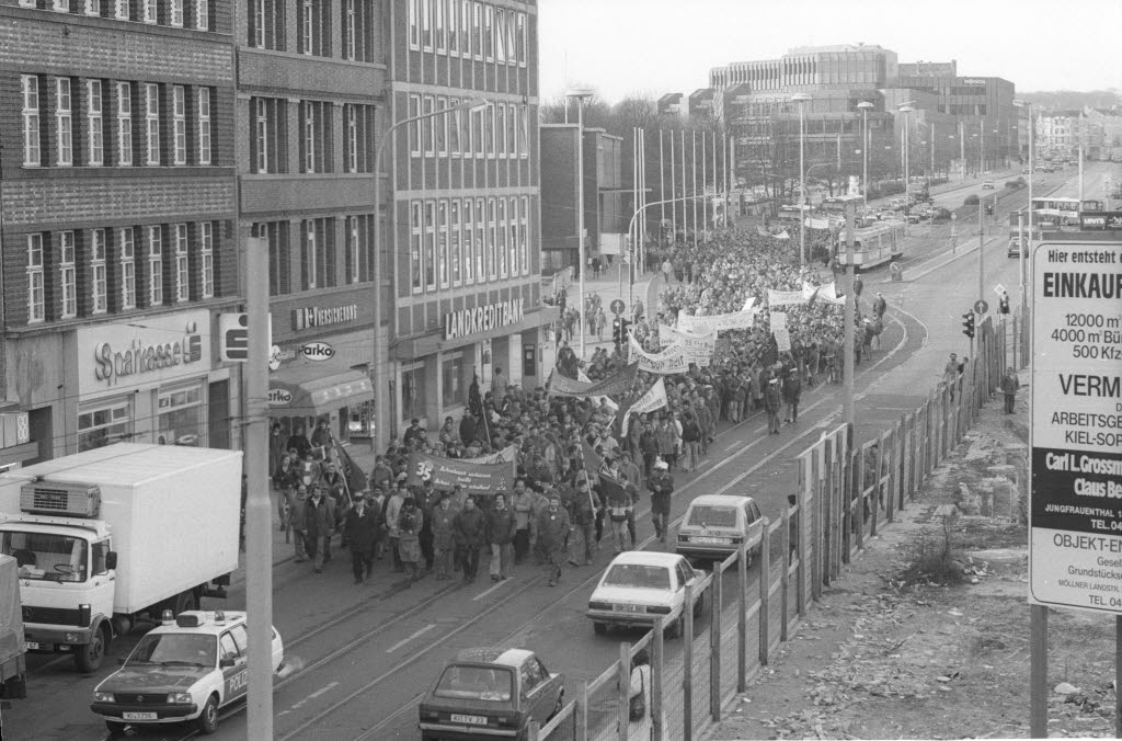Demonstrationszug der HDW-Werftarbeiter am Sophienblatt