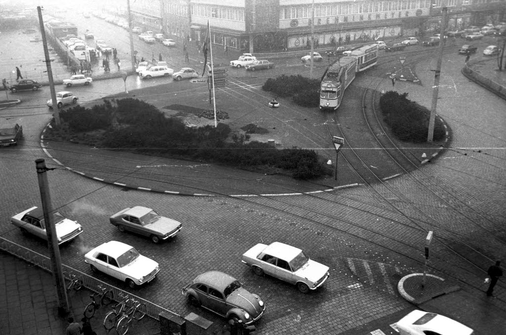 Straßenbahn Linie 4 am Berliner Platz in Kiel, Archivaufnahme von 1971