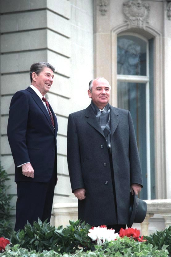 Michail Gorbatschow (l.) mit Ronald Reagan, 1985