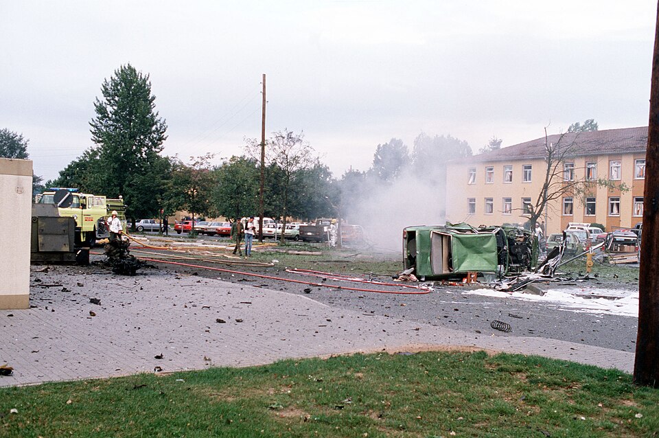 Zerstörtes Fahrzeug nach dem Bombenanschlag auf die Rhein-Main Air Base, 8. August 1985