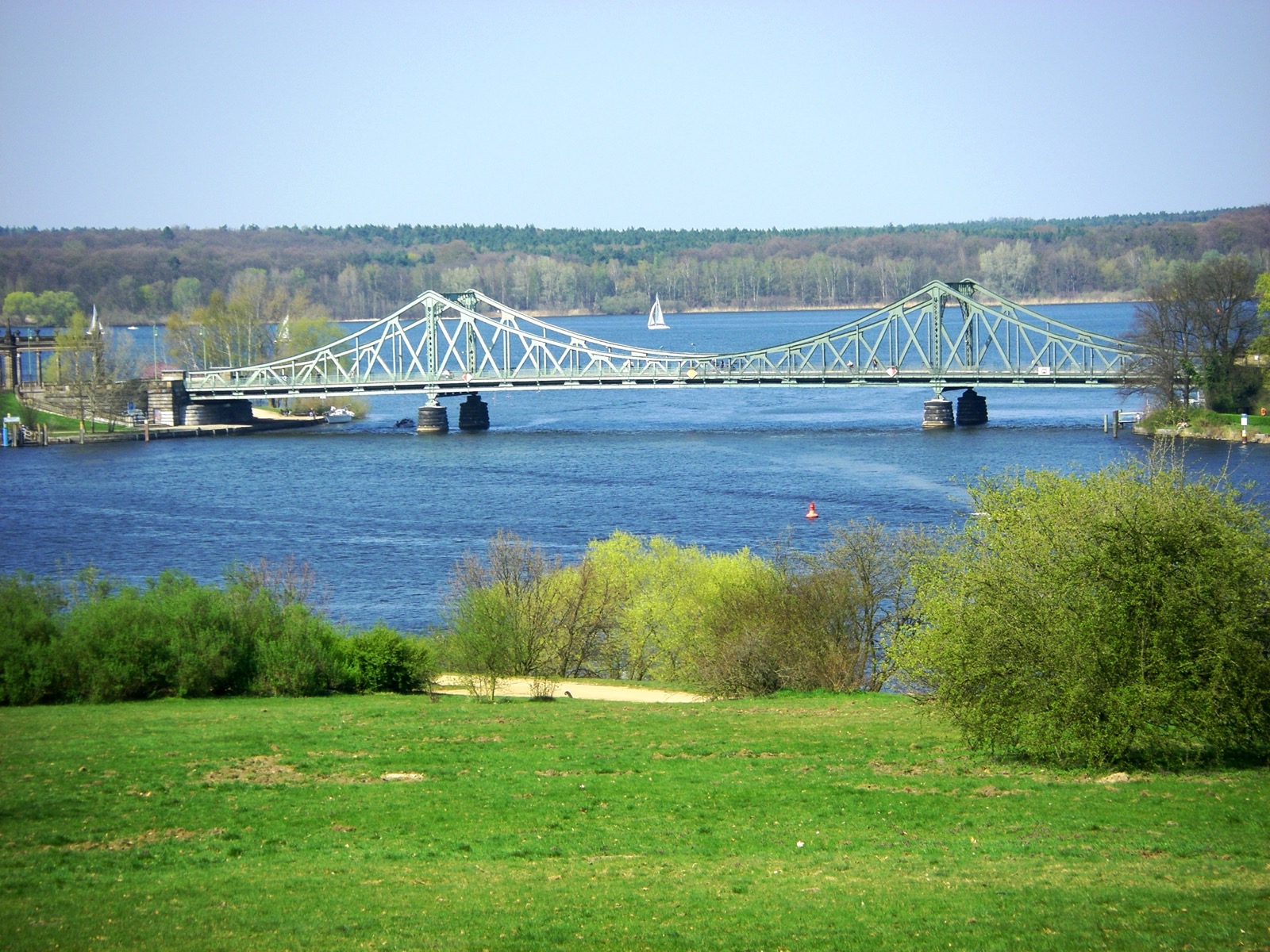 Die Glienicker Brücke zwischen Potsdam und Berlin