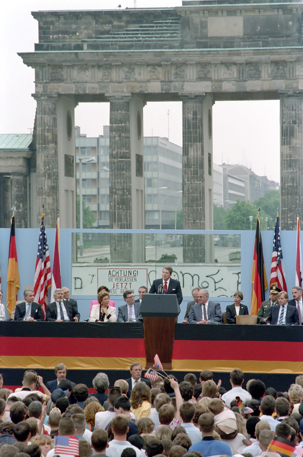 Ronald Reagan hält 1987 seine Rede am Brandenburger Tor