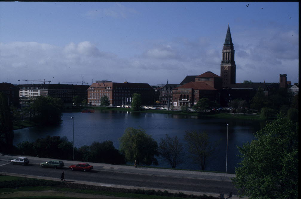Blick über den Kleinen Kiel zur Vorstadt mit Stadttheater und Rathaus