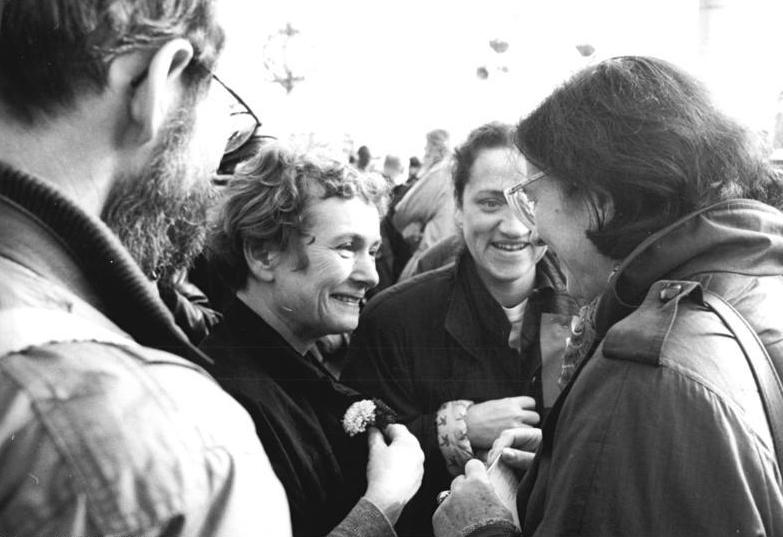 Bärbel Bohley bei einer Demonstration, hier 1989