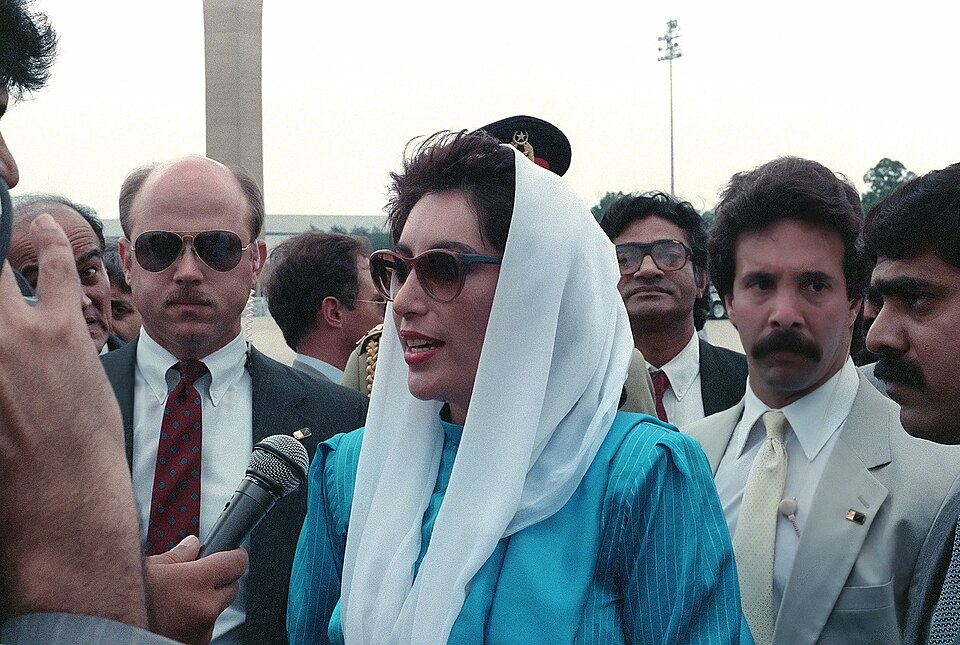 Benazir Bhutto, Premierministerin von Pakistan, im Gespräch mit der Presse