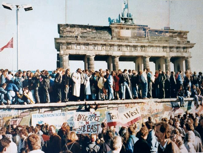 Ost- und Westberliner am Brandenburger Tor beim Mauerfall 1989