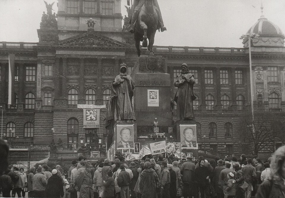 Demonstration am Wenzelsdenkmal auf dem Prager Wenzelsplatz 1989