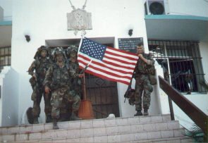 US-Ranger sichern die Comandancia in Panama-Stadt 1989