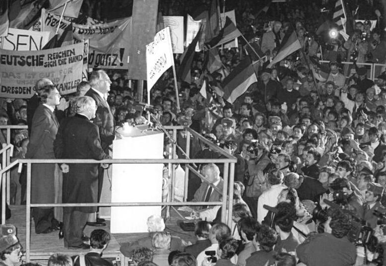 Bundeskanzler Helmut Kohl bei einer Rede in Dresden im Dezember 1989