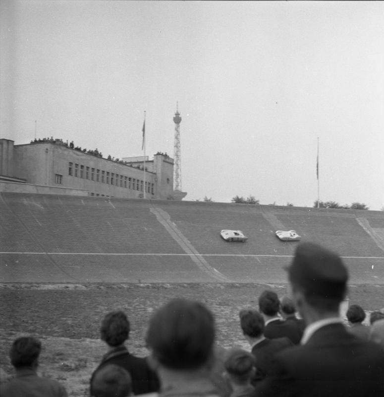 Historische Aufnahme eines Autorennens auf der Avus