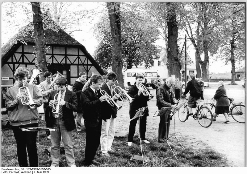 Blasmusik empfängt die Wähler vor einem Wahllokal bei den Kommunalwahlen in der DDR am 7. Mai 1989