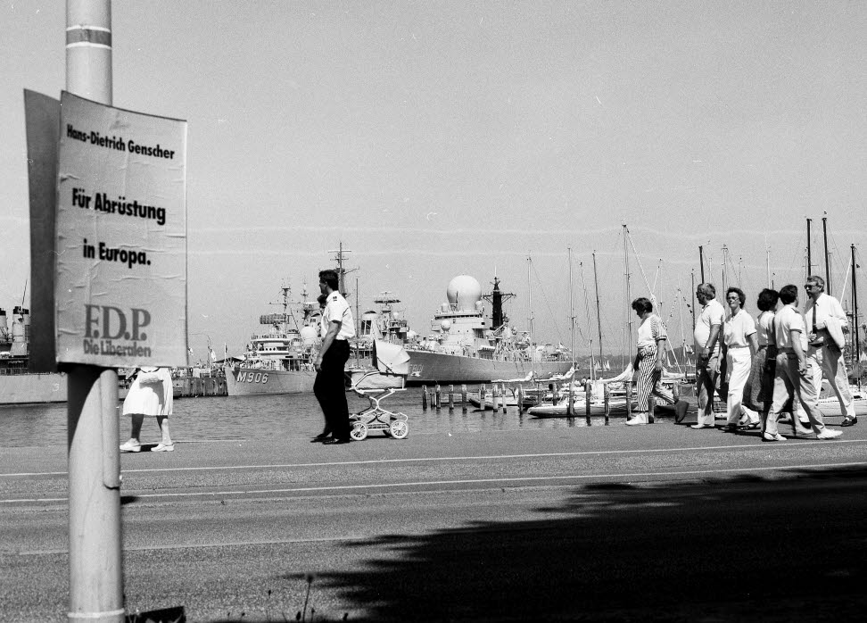 Belgisches Minensuchboot BREYDEL und niederländische Fregatte TROMP an der Tirpitzmole, davor ein FDP-Plakat „für Abrüstung“, Kieler Woche, Juni 1989