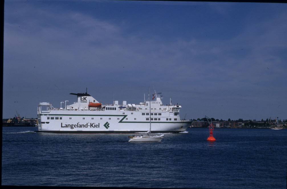 Die dänische Fähre LANGELAND III vor Friedrichsort, 15. Juni 1989