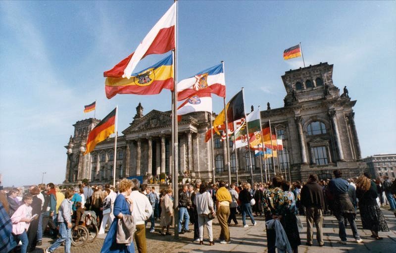 Flaggen vor dem Reichstag am Tag der Deutschen Einheit, 3. Oktober 1990