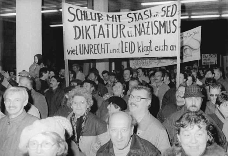 Demonstranten vor der Stasi-Zentrale in der Berliner Normannenstraße, 15. Januar 1990