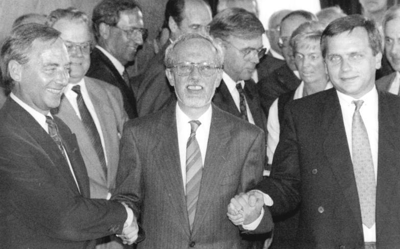 Bundesinnenminister Wolfgang Schäuble (l.) bei der Unterzeichnung des Einigungsvertrags, Ost-Berlin, 31. August 1990