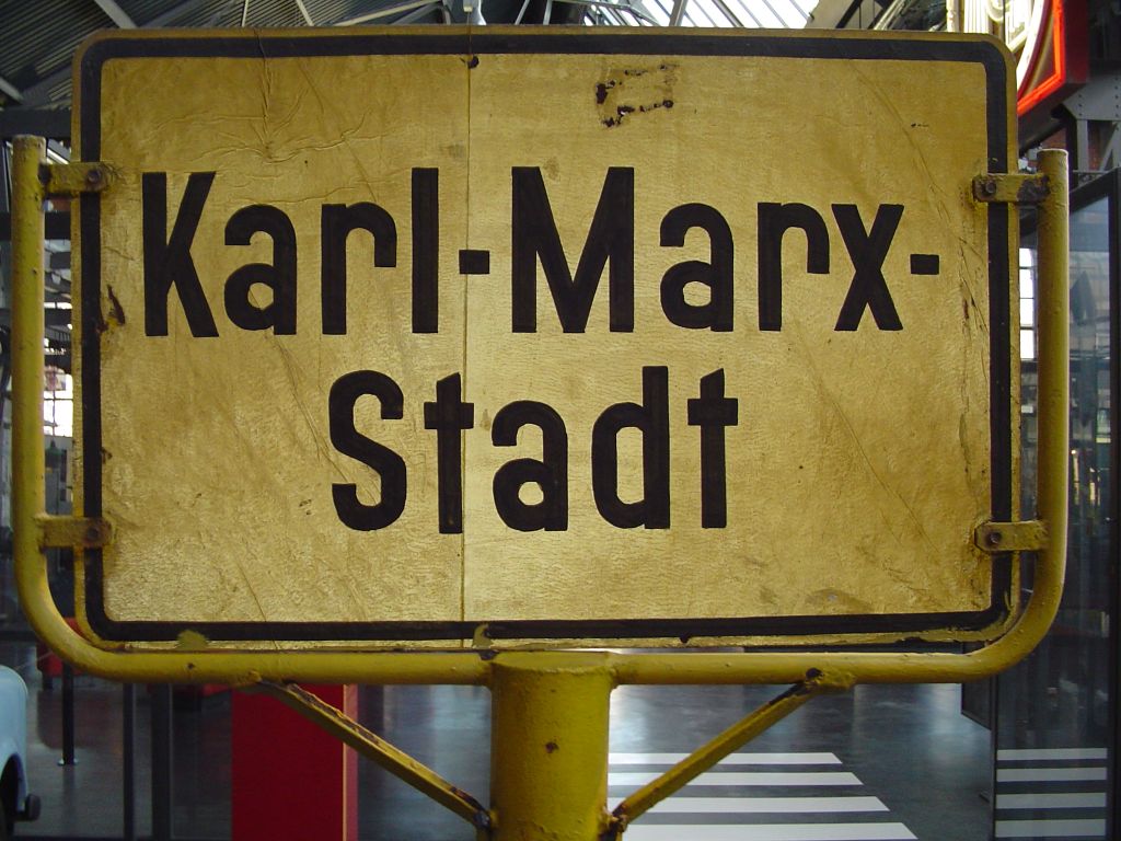 Das frühere Ortseingangsschild von Chemnitz als „Karl-Marx-Stadt" (1953–1990), heute im Sächsischen Industriemuseum Chemnitz