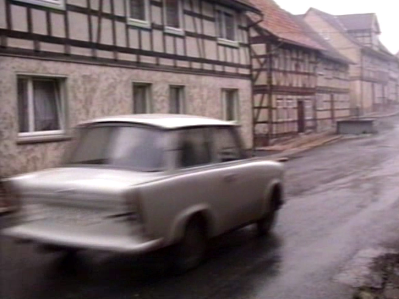 Ein Trabant auf nasser Dorfstraße in Ummerstadt, Thüringen, November 1990