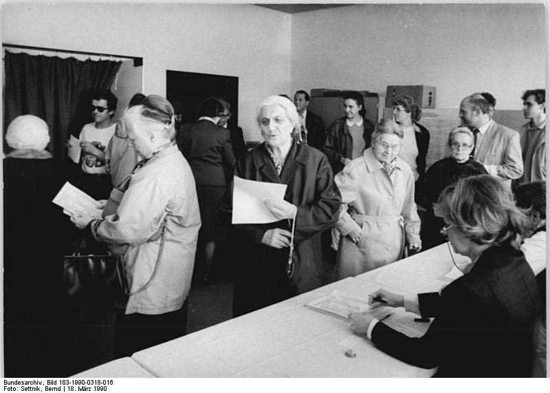 Ein Wahllokal am Tag der ersten freien Volkskammerwahl, Lobetal bei Bernau, 18. März 1990