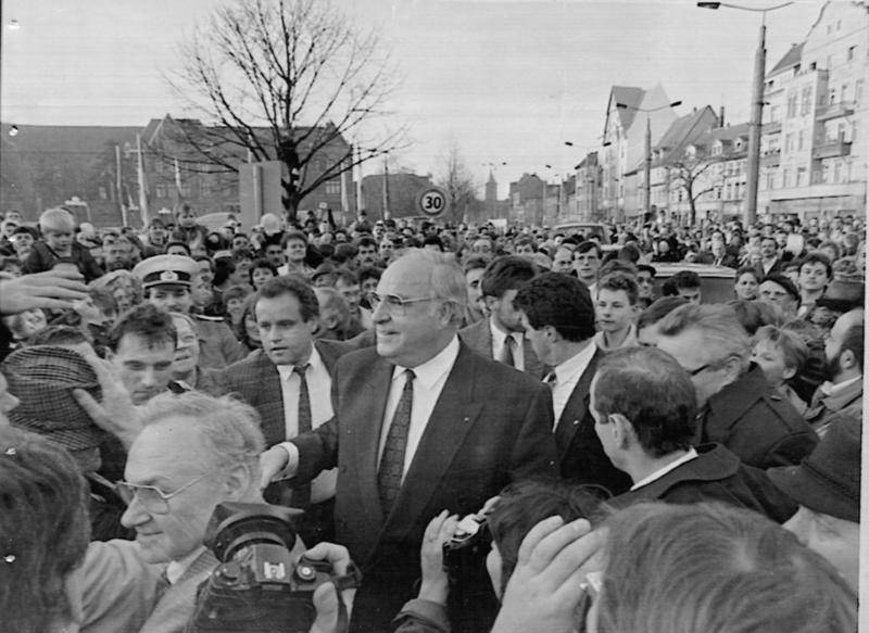 Bundeskanzler Helmut Kohl im Wahlkampf in Erfurt, Februar 1990