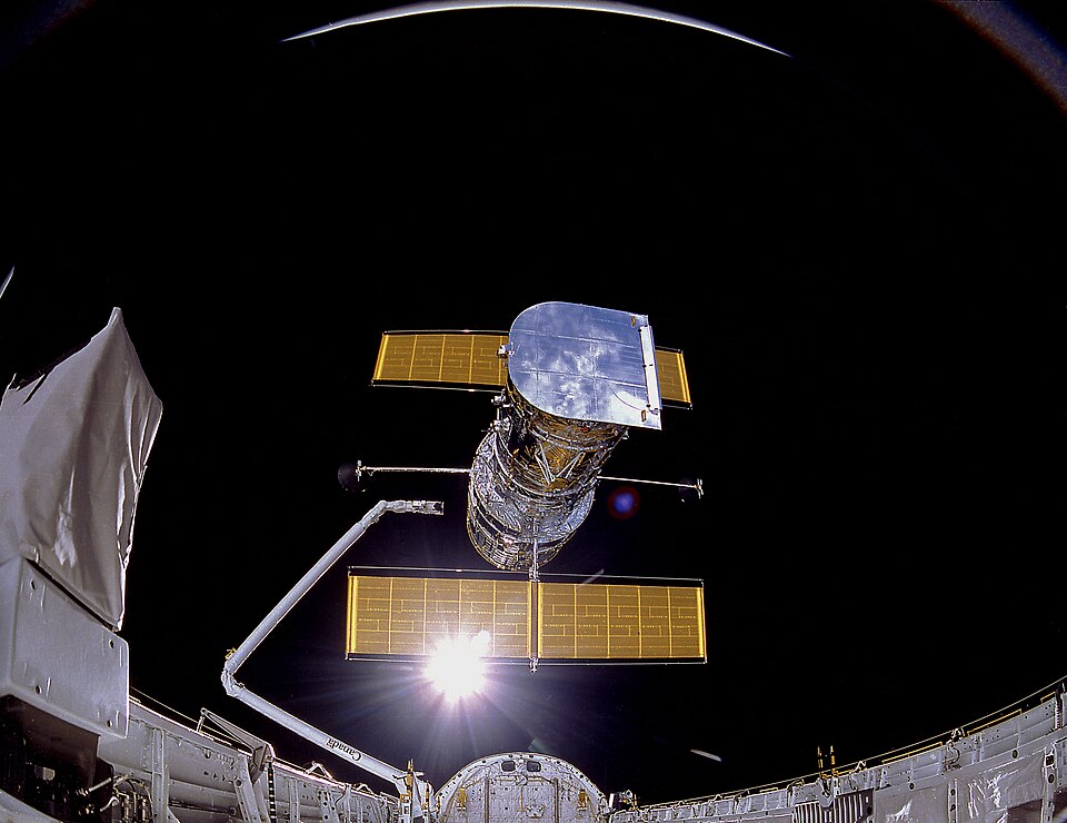 Aussetzen des Hubble-Weltraumteleskops aus der Ladebucht der Discovery, STS-31, April 1990