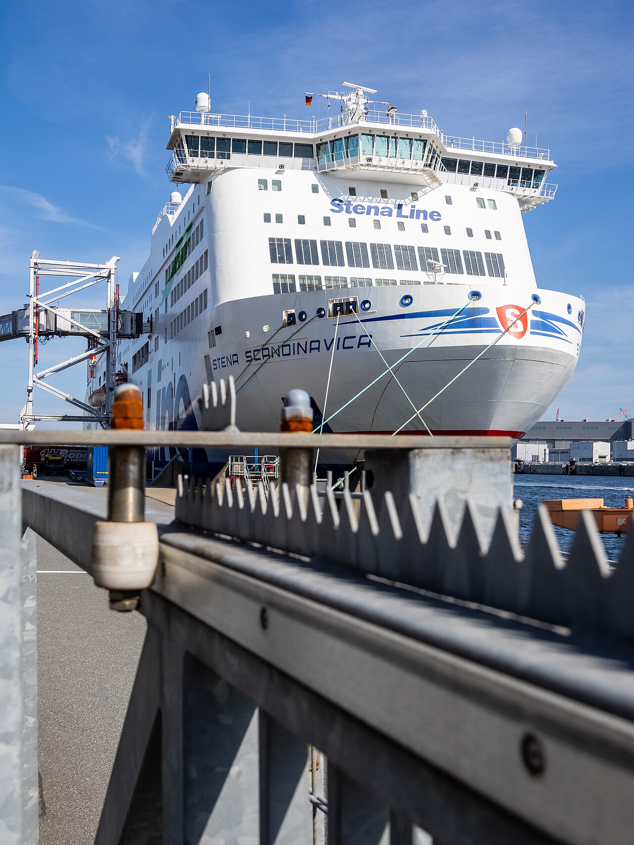 Eine Fähre am Schwedenkai in Kiel
