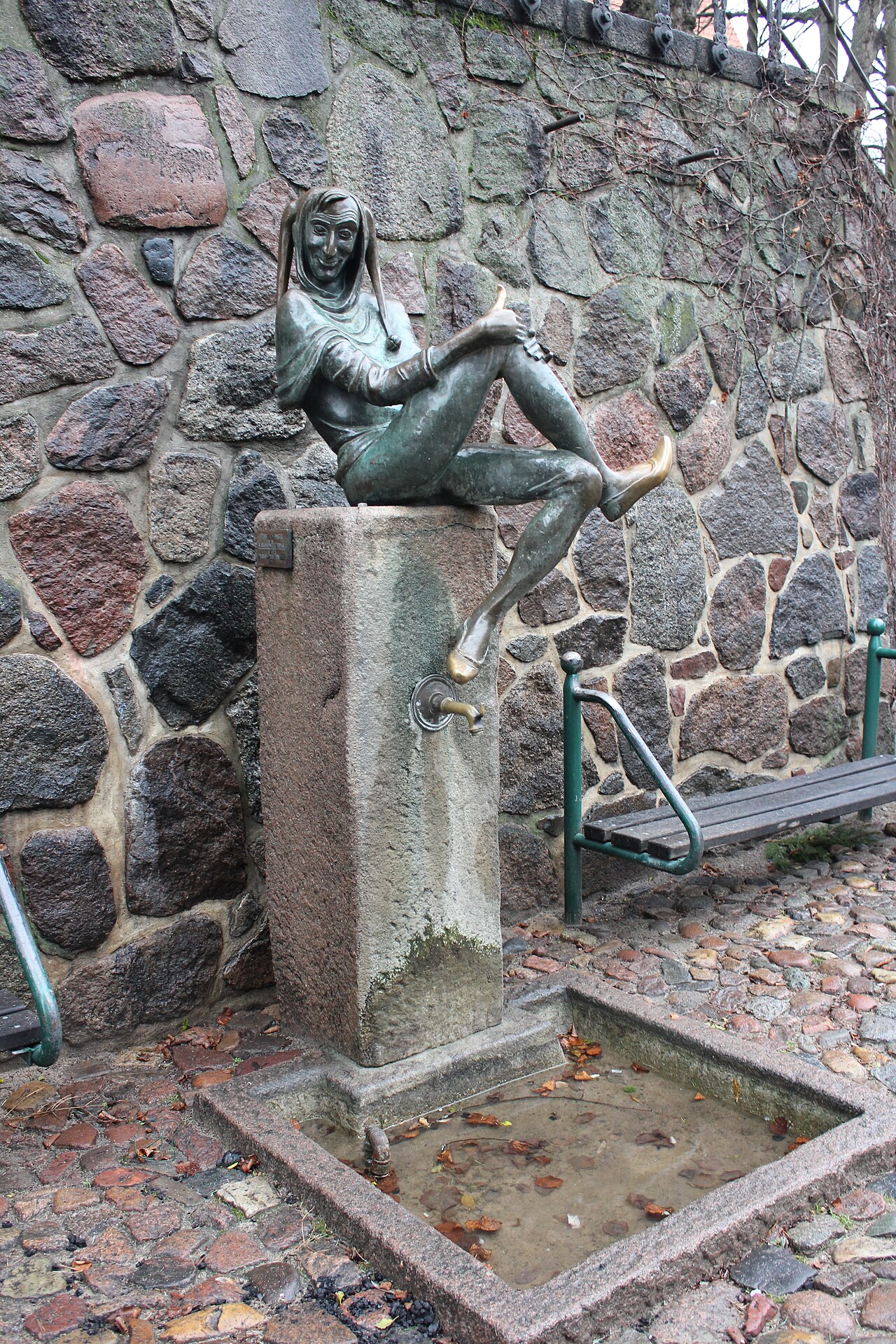Der Till-Eulenspiegel-Brunnen in Mölln, wo 1992 ein rassistischer Brandanschlag drei Menschen tötet