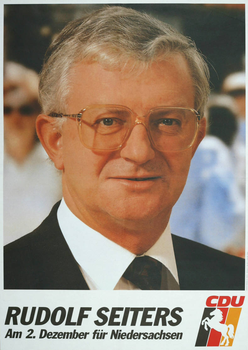 Bundesinnenminister Rudolf Seiters, der 1992 die ersten Vereinsverbote gegen Neonazi-Organisationen erlässt