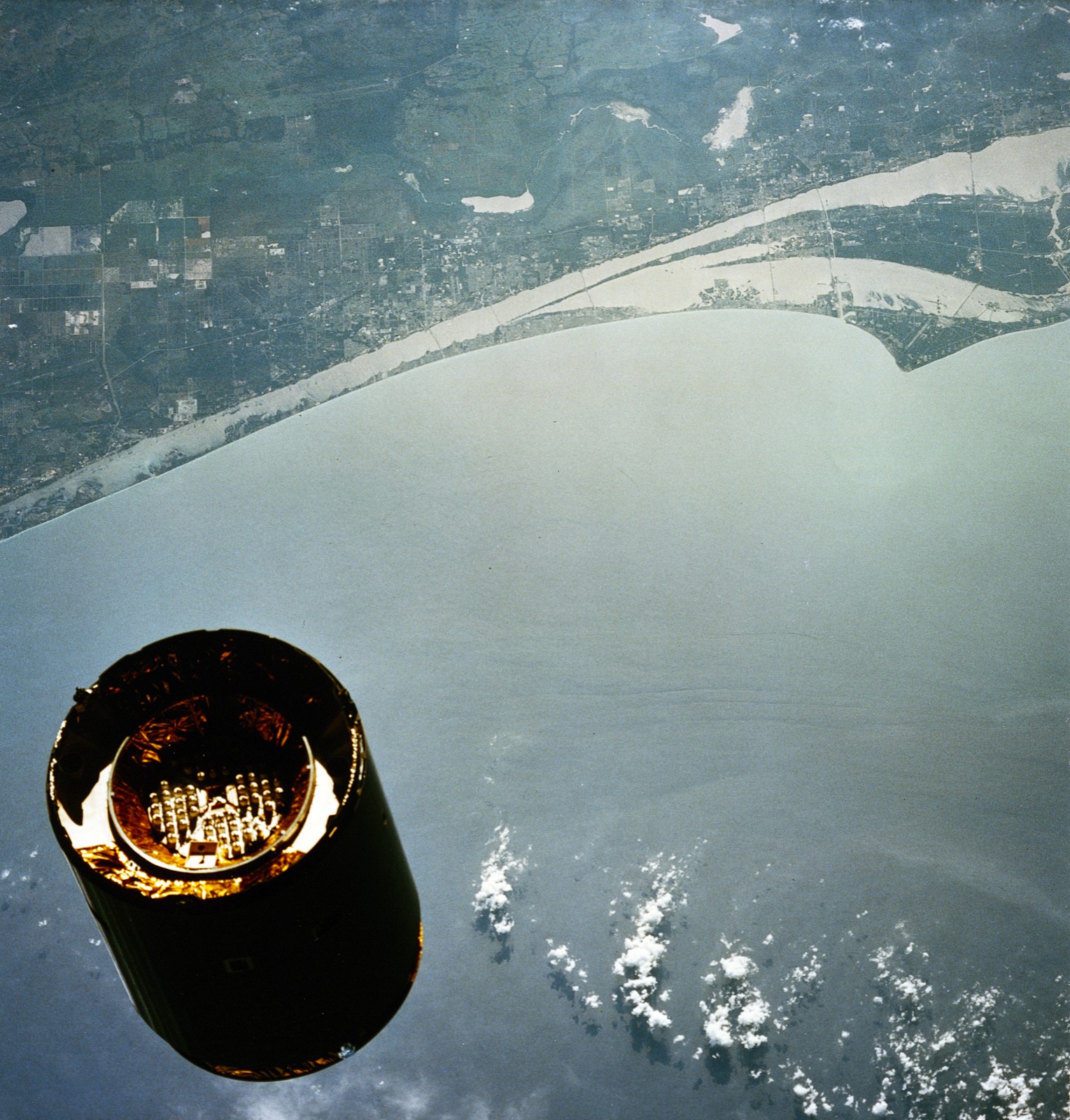 Der Kommunikationssatellit Intelsat VI beim Anflug des Spaceshuttles Endeavour während der Mission STS-49