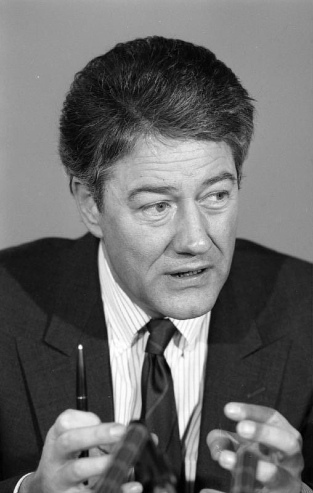 Björn Engholm, Ministerpräsident von Schleswig-Holstein, im Bundesratsgebäude vor der Presse