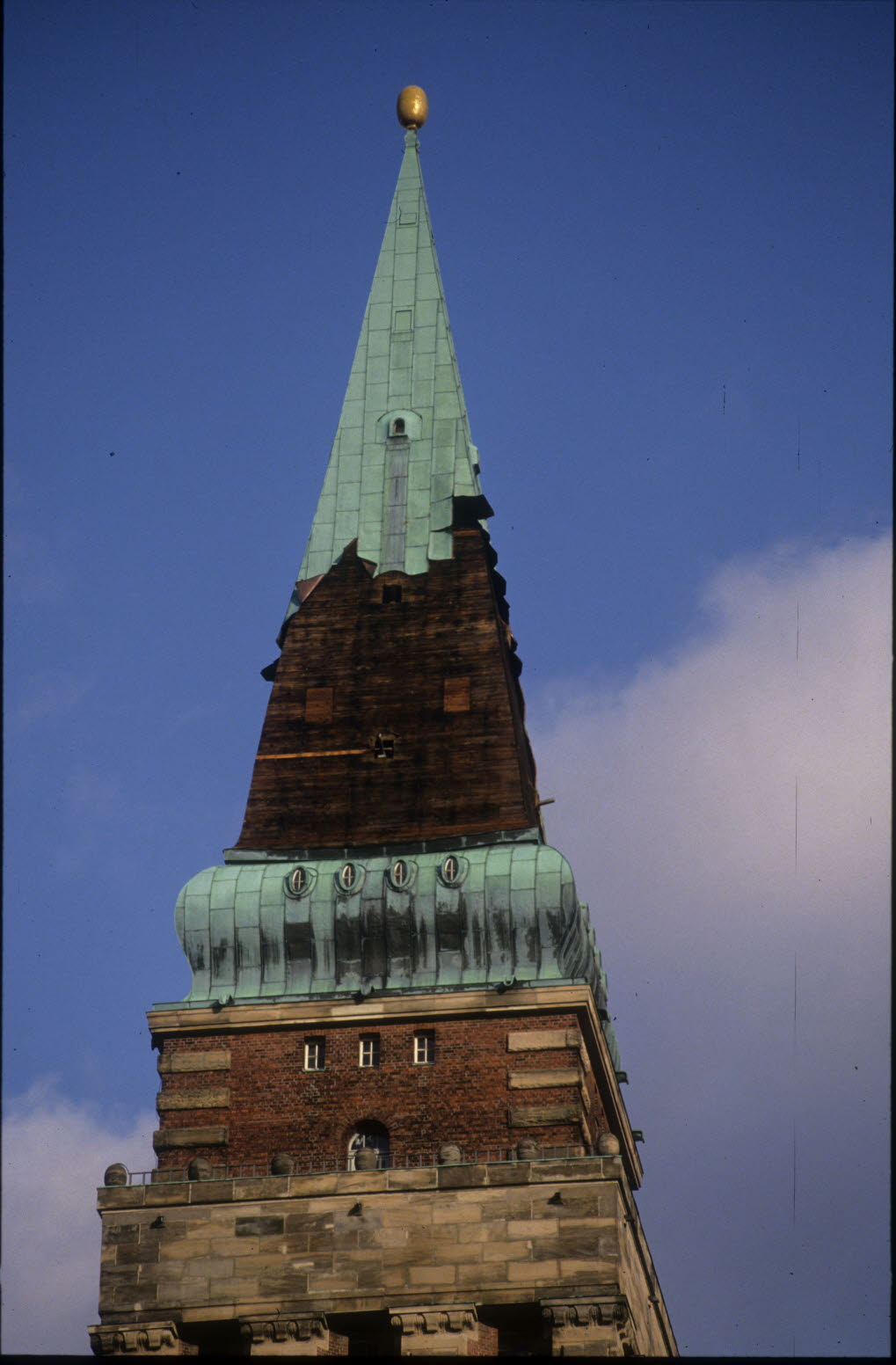Der Kieler Rathausturm mit Sturmschäden, Aufnahme vom 22. Januar 1993