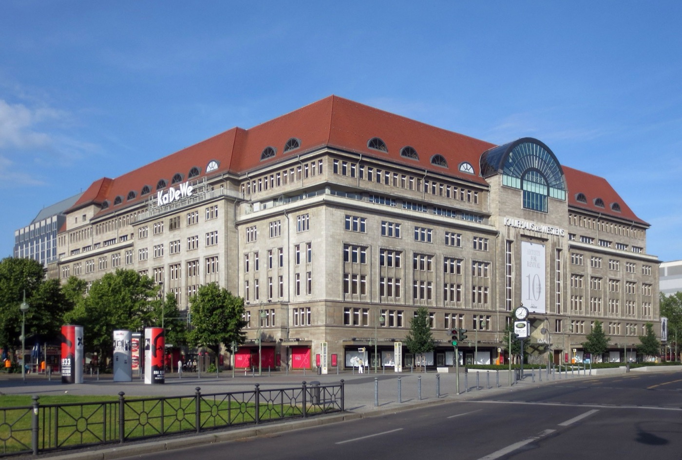 Das Kaufhaus des Westens (KaDeWe) an der Berliner Tauentzienstraße