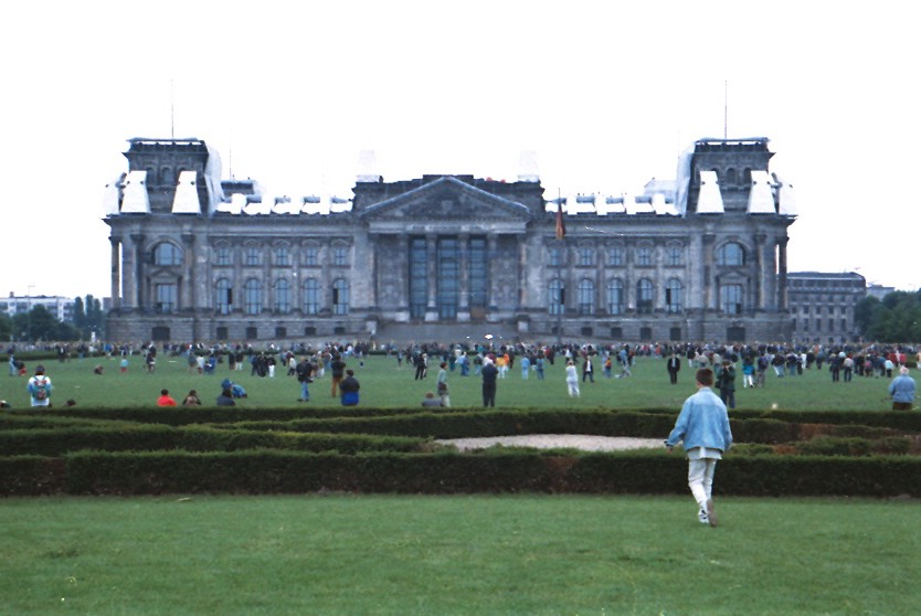Der in silbrig schimmerndes Gewebe verhüllte Berliner Reichstag, 1995