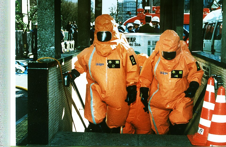 Einsatzkräfte der chemischen Sondereinheit beim Sarin-Anschlag in der Tokioter U-Bahn