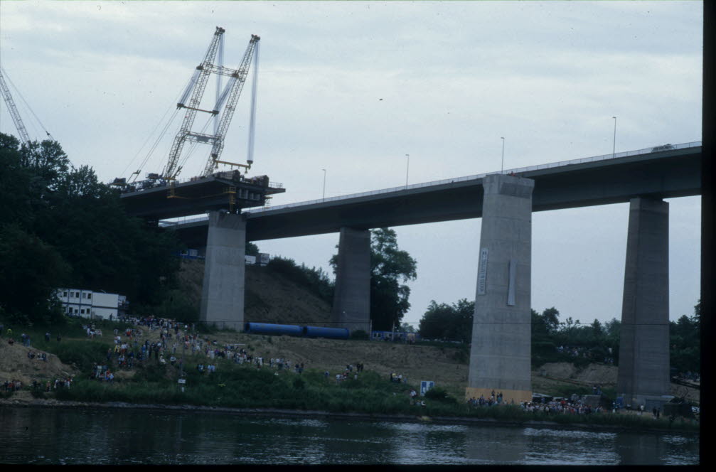 Baustelle der zweiten Holtenauer Hochbrücke am 20. Juni 1995