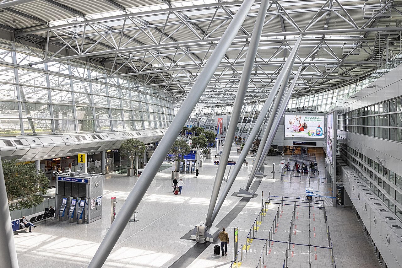 Das Terminal des Düsseldorfer Flughafens, 1996 Ort einer Brandkatastrophe