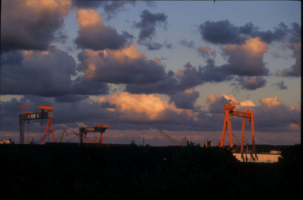 Die Kräne der Howaldtswerke-Deutsche Werft in Abendstimmung, Kiel, September 1996