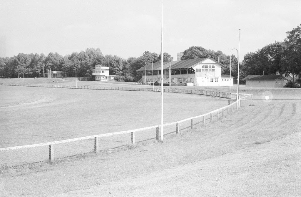 Tribüne des Nordmarksportfelds in Kiel