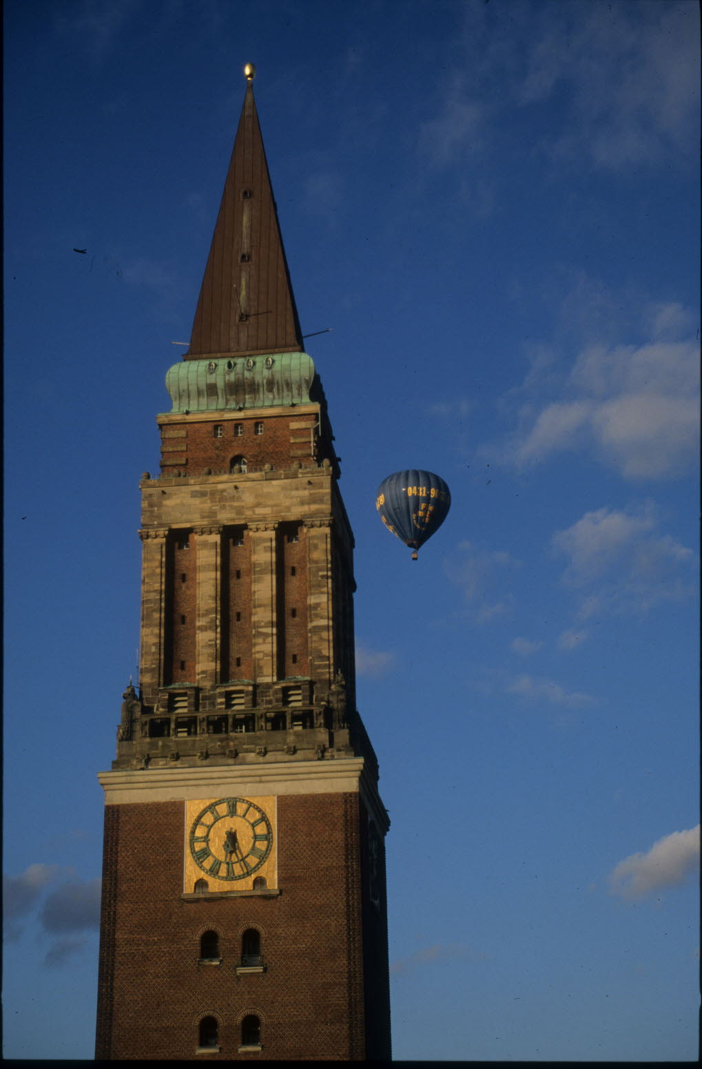 Der Rathausturm in Kiel mit Ballon