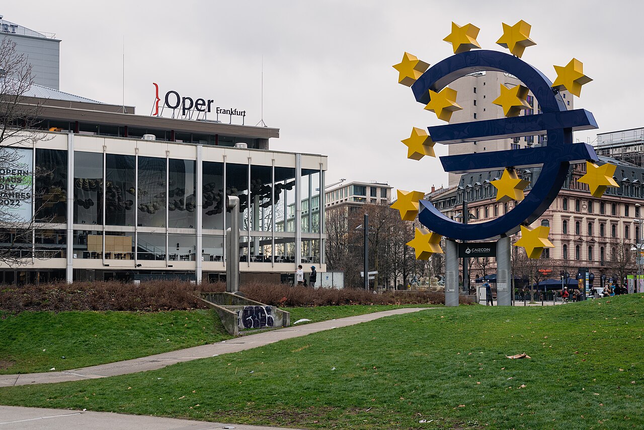 Die Euro-Skulptur in Frankfurt — 1999 kommt der Euro als Buchgeld