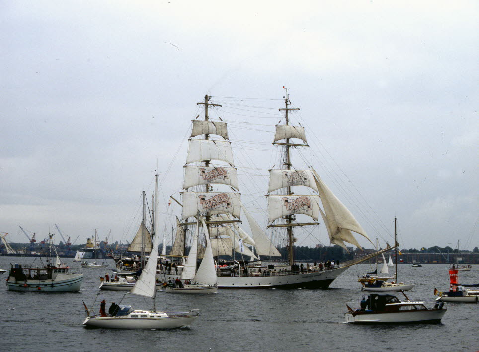 Das polnische Segelschiff „Fryderyk Chopin“ vor Friedrichsort während der Windjammerparade, Juni 1999