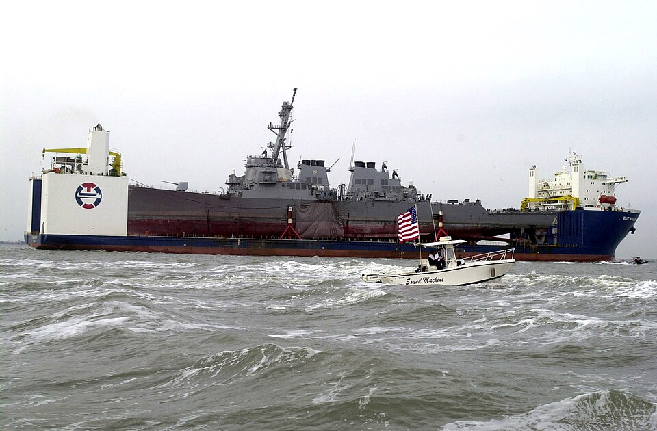 Die beschädigte USS Cole wird im Dezember 2000 auf dem Transportschiff MV Blue Marlin in die USA zurückgebracht