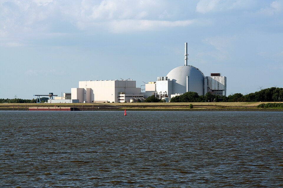 Das Kernkraftwerk Brokdorf an der Elbe, eines der drei schleswig-holsteinischen Meiler